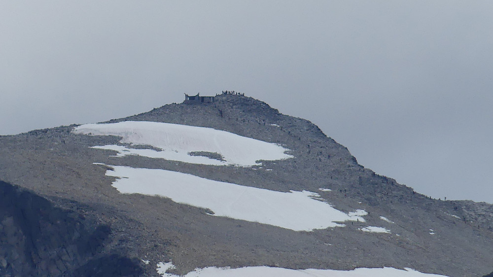 Fra toppen av Spiterhøe (2033 moh) er det flott utsikt til Galdhøpiggen. Det var folkevandring til toppen denne dagen..