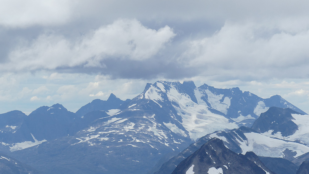 Fra toppen av Leirhøe er det fin utsikt mot Hurrungane. Store Skagastølstind (2405 moh)