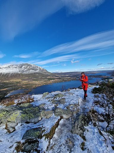 Det tok ikke lang tid før vi var på toppen. Det var fint vær selv om det blåste godt, så vi hadde bestemt oss for å gå bort til Geiteberget.