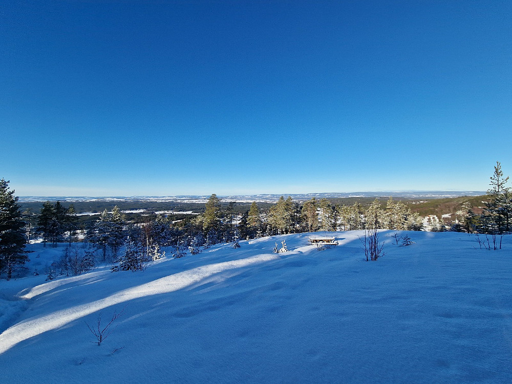 Utsikt fra Skåråsberget utover flatbygdene og Stange