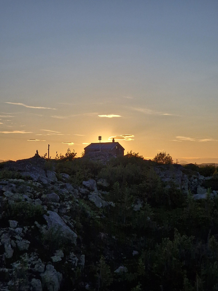 Hytte i solnedgang