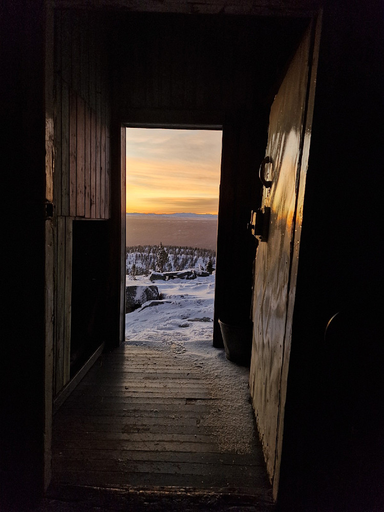Kan ikke klage på utsikten da vi spiste maten vår inne i hytta, Vi fyrte i ovnen, og det ble god temperatur i hytta.