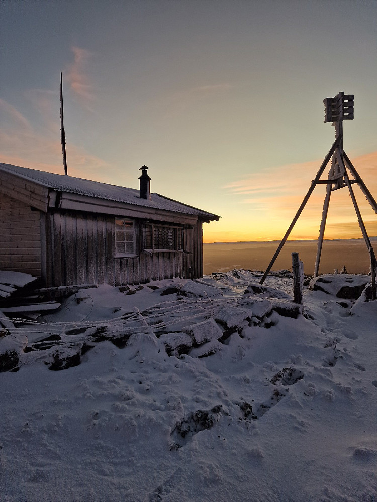 Brannvakthytta i solnedgang