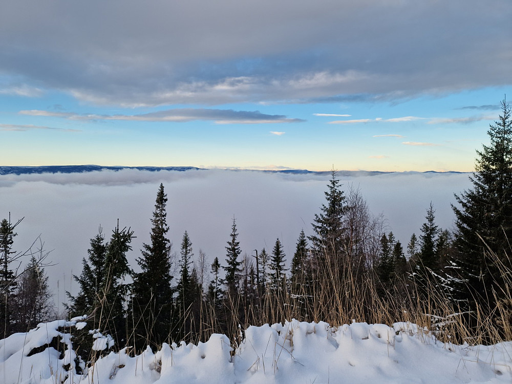 Over tåka, Tåka lå nedi dalføret hele dagen, men forsvant gradvis mot kvelden.