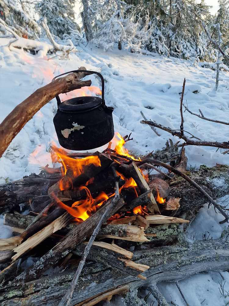 Selvfølgelig ble det et bål, Kaffekoking, og grilling av pølser