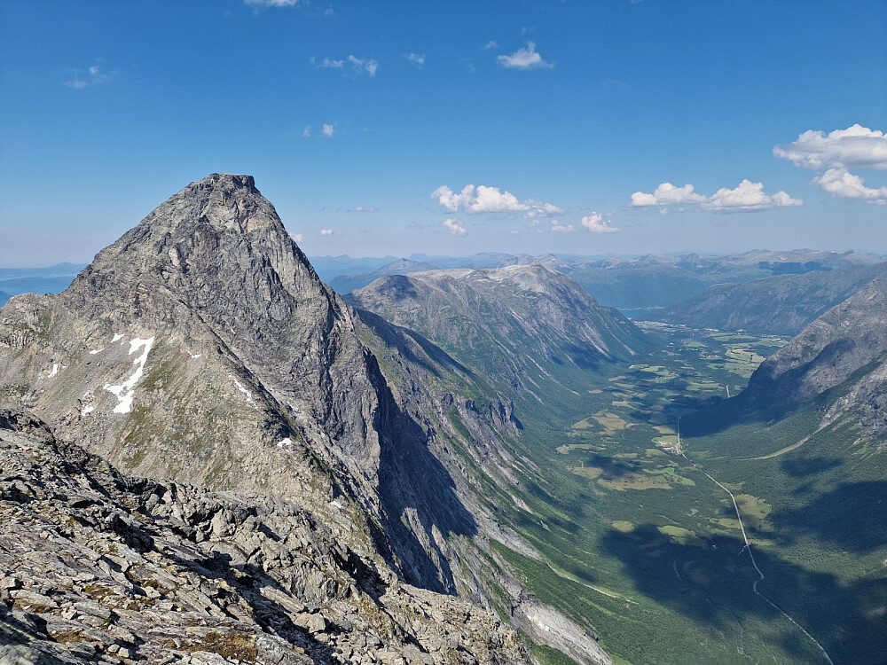 Isterdalen med Svartebottenstinden (1207 m) til venstre. Denne toppen er fin å bestige fra Innfjorden