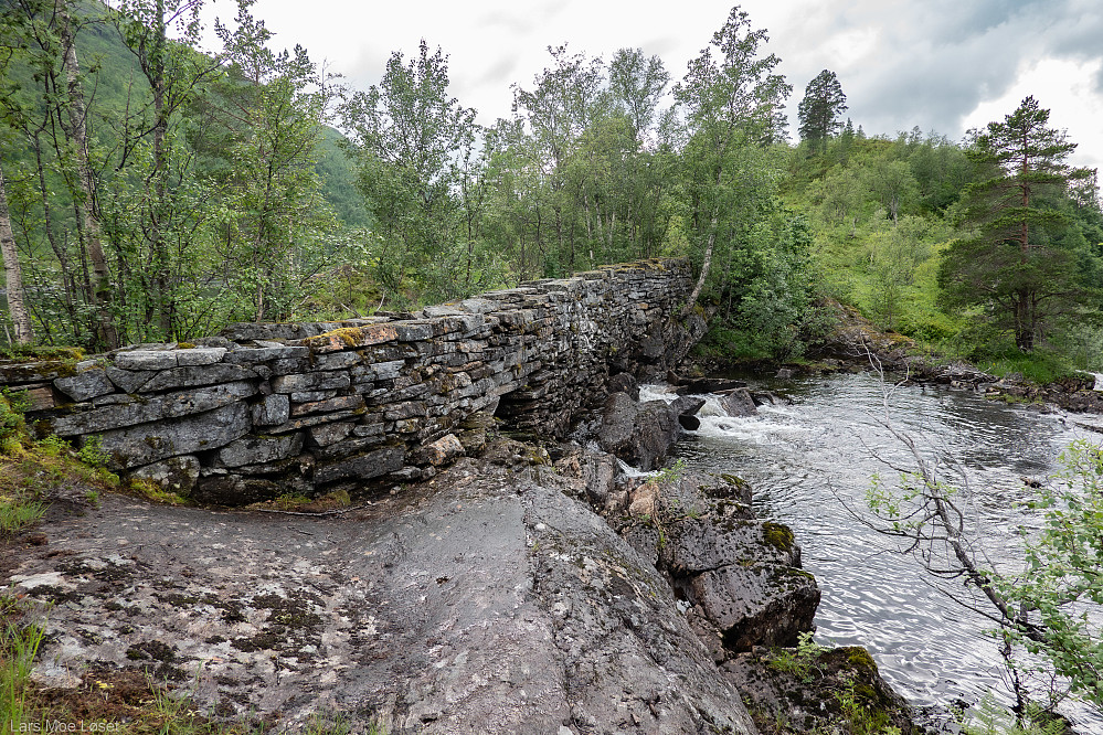 Forseggjort demningen ved utløpet av Grytvatnet.