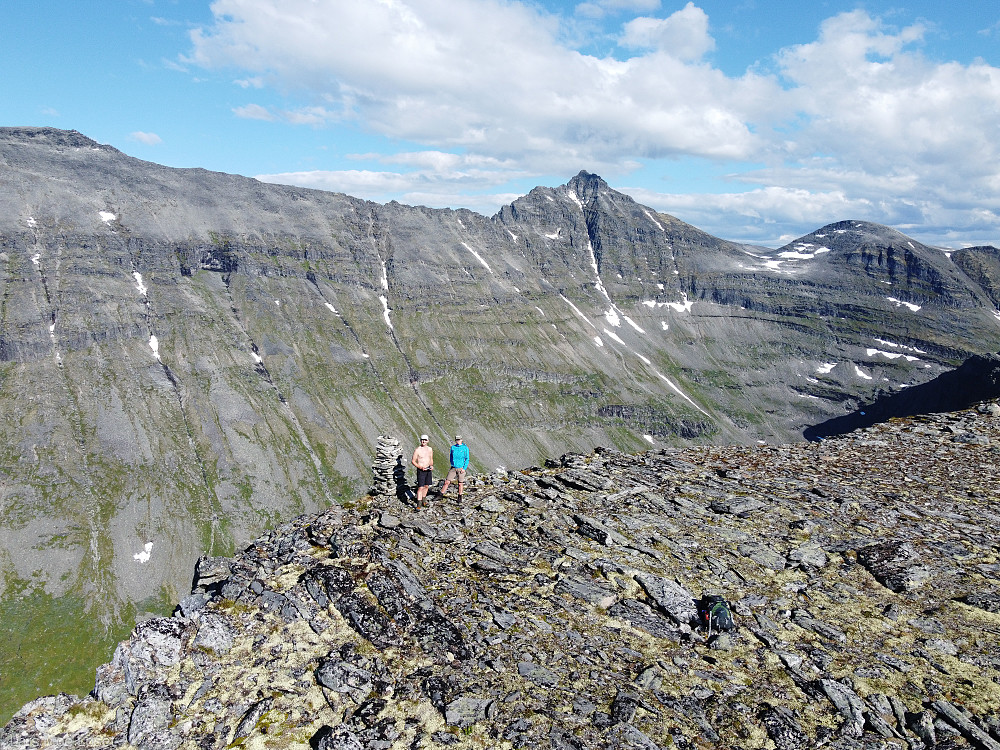 Fra toppen. Grasdalen og hhv Skarfjellet, Nordre Trolla og Litjnebba rett bak.