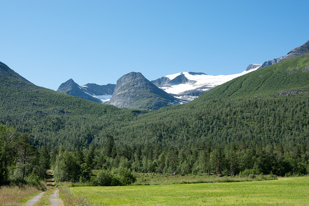 Tunga midt i bildet, sett fra Dalen.