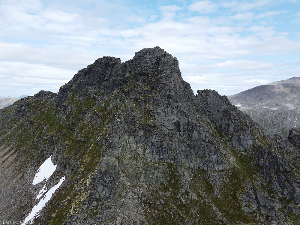 Dronebilde av vesteggen opp Grøvelnebba.