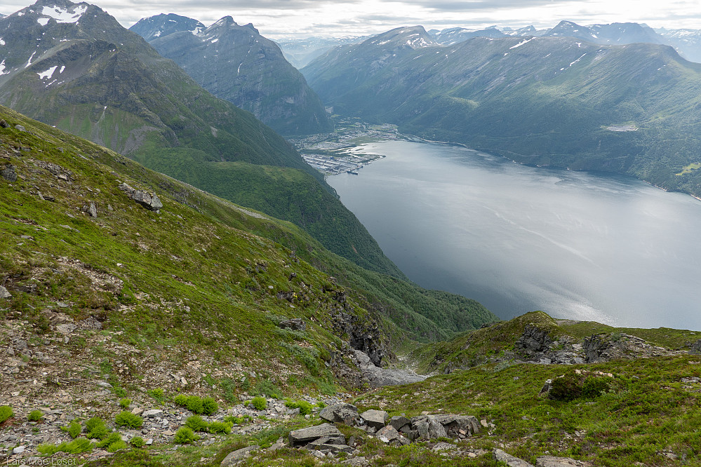 Bratt under traverseringen til Søndre Grøvelnebba.