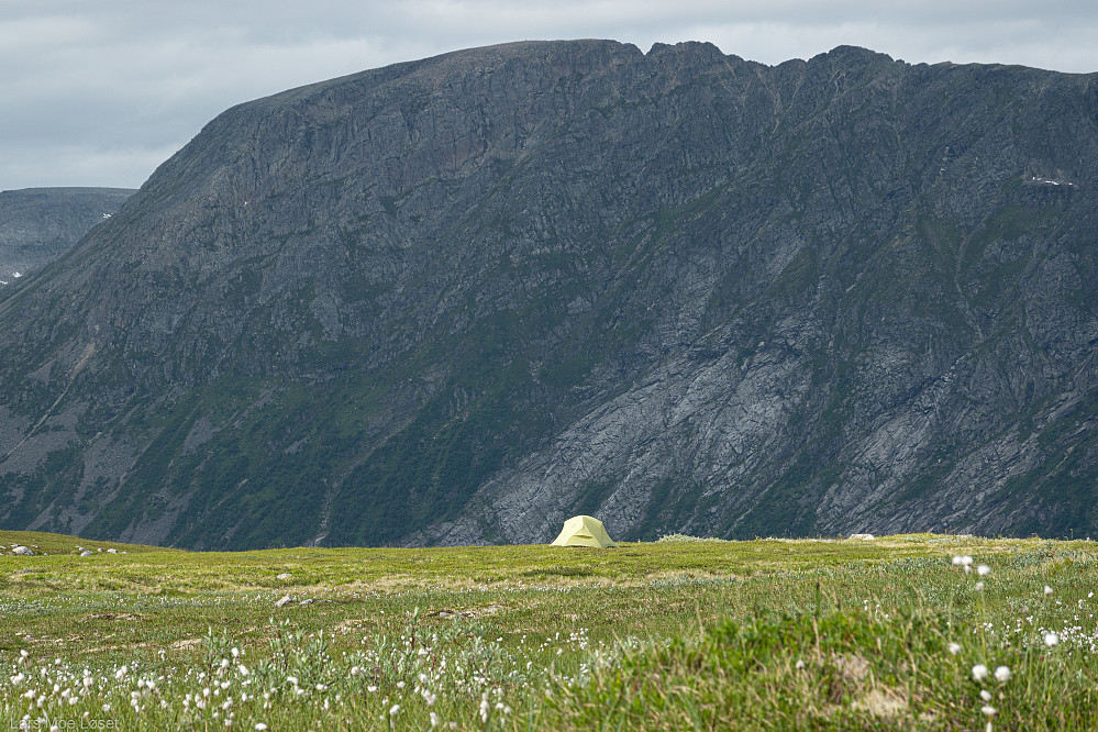 Camp oppe på Dalsbøfjellet er et fint utgangspunkt for turer til både Dronningkrona og Grøvelnebba. Utsikt mot Viromkjerringa.