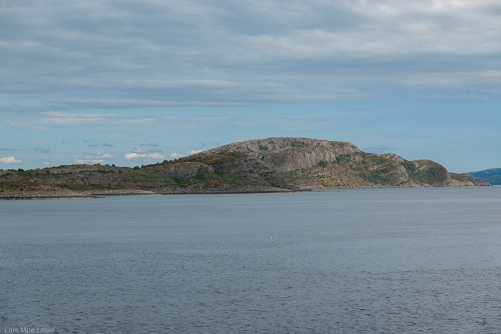 Fosenfjellet sett fra brua over til Kråkvåg.