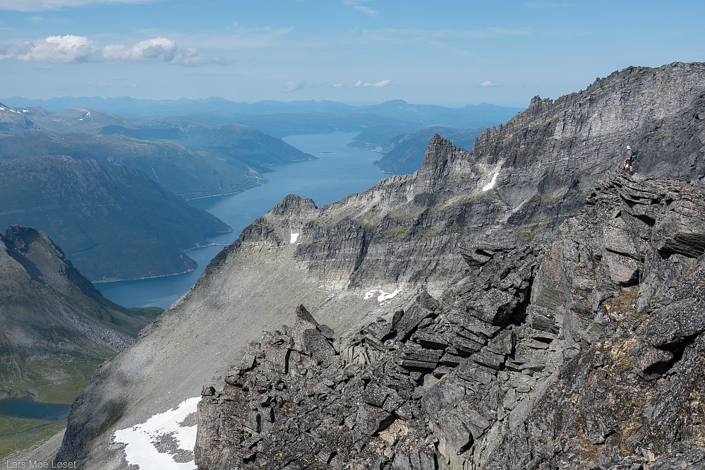Fra Kongskrona og vestover. Dronningkronas mange pinakkler på rad og rekke nedover mot Tjuvdalen.