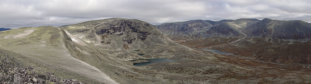 Utsikt fra Mjogsjøoksli. Kjelsungdalen, og Søre Mjogsjøhøi til venstre.