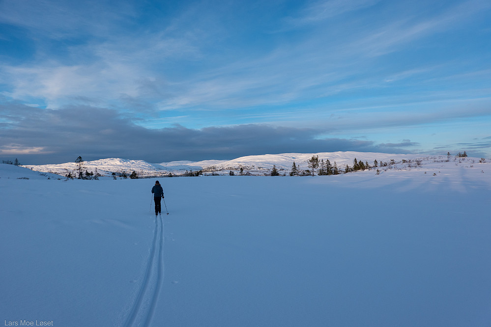 Over kanten mot Søvasslia dukker Omnfjellet opp i himmelranden.