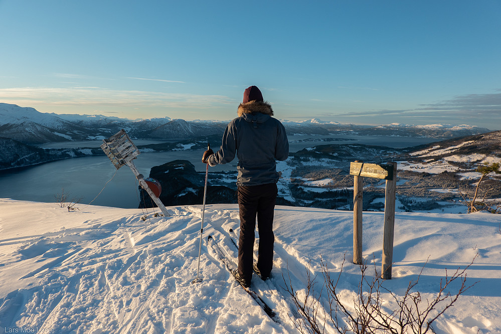 Flott utsikt ut Stangvikfjorden fra toppen.