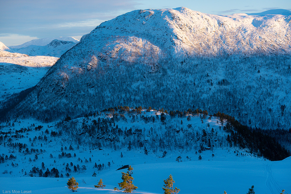 Måtte innom Kringlåthaugen på returen. Fossafjellet troner litt mer majestetisk bak.