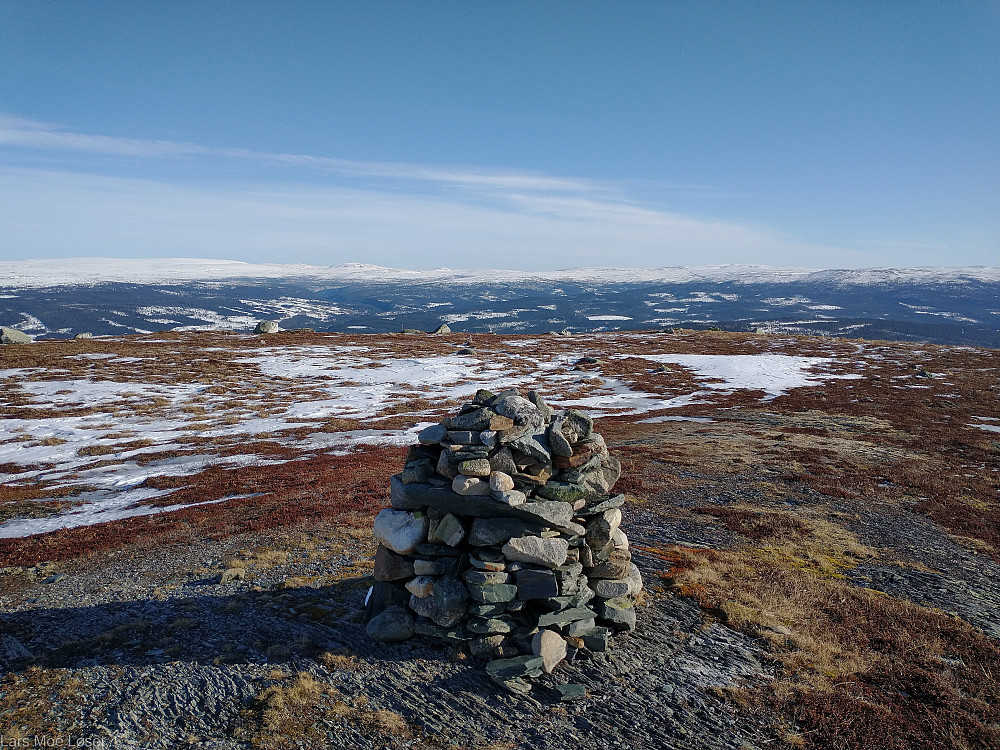 Varden oppe på Kvitfjellet med utsikt nedover mot bygda.
