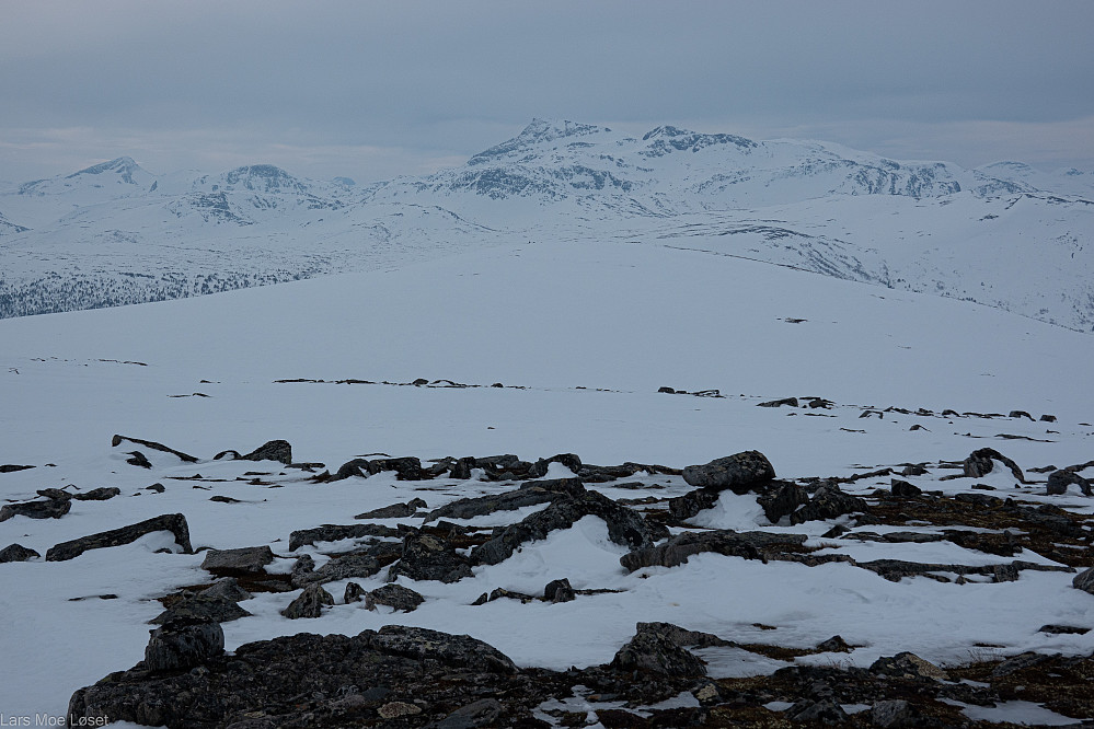 Fra Knektfjellet går det slakt nedover til Kongensgrøfjellet. Vanskelig fotolys, men Snota er vertfall gjenkjennelig.