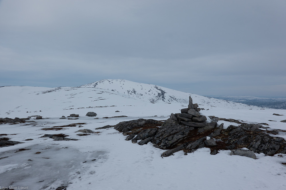 Toppen av Knektfjellet med Rypfjellet og Trollhøtta bak.