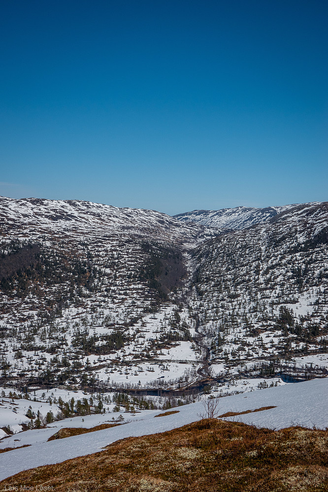 Turen gikk opp på nordsida av Kufjellet. Ved Øvre Studdane ser en tilbake  på andre siden av Vinddøldalen, Harangsdalen som skjærer seg over til Folddalen.