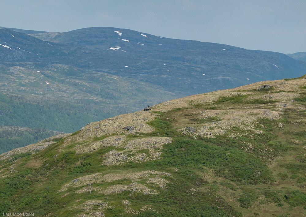 Jutulsteinen som en kan se midt på bildet, ligger nedpå vestsida av Durmålsfjellet.


