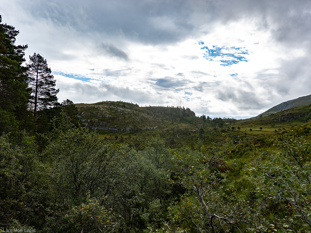 Etter å ha tatt av østover fra den merka turstien opp til Tverrlihytta, kommer en til Fengerkleiva og Båsan.