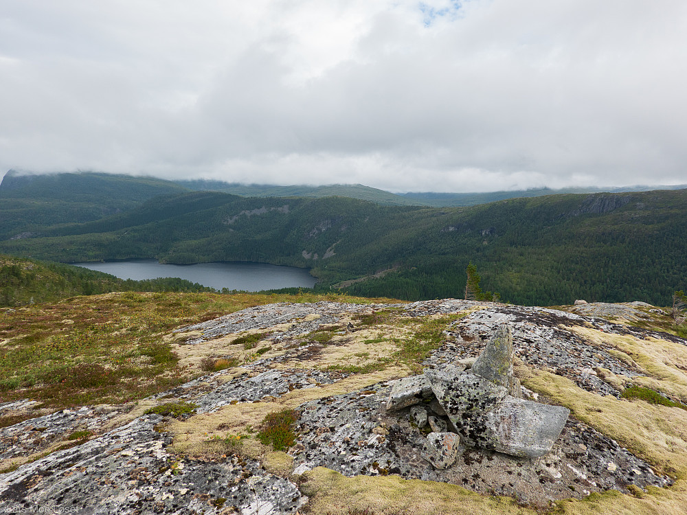 Nordøst mot Reinslivatnet og Reinslinebba.
