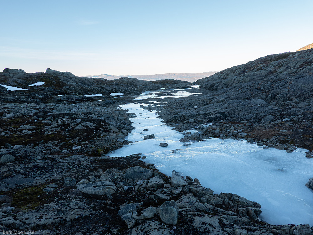 Nærmest i bildet, like ved Ljøsåa, ligger Rindals østligste punkt. Ingen markering å se, men er vel ikke akkurat noen turistattraksjon heller da...