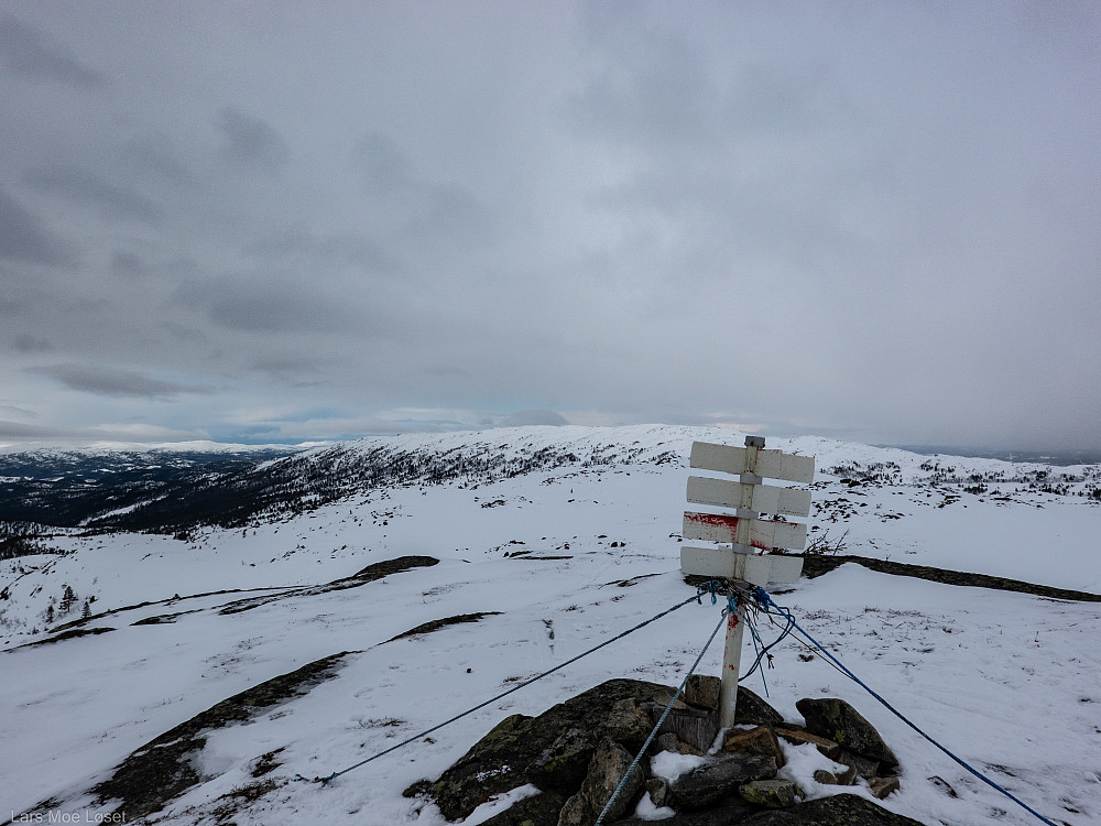 Utsikten fra Høgknippen er ganske så bra, her Grefstofjellet lenger nord.