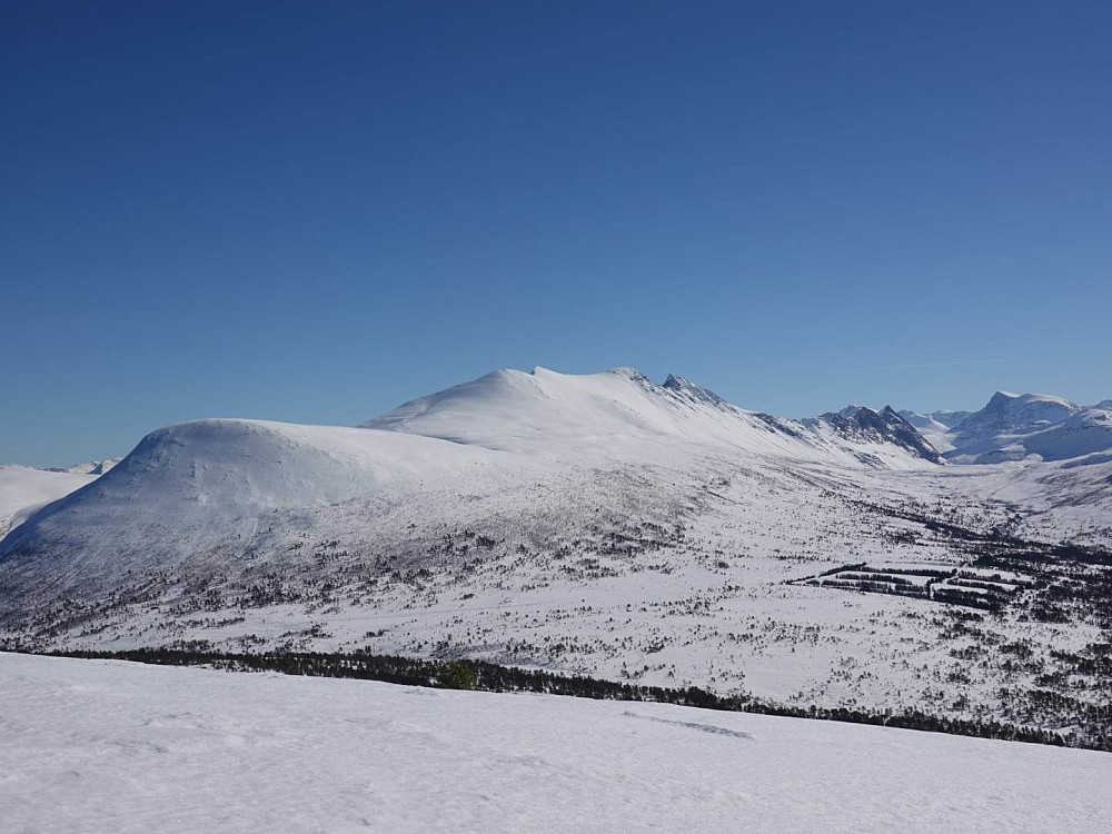 Blåtinden, Midttinden, Trolltinden og Svartvasstinden på rekke og rad.