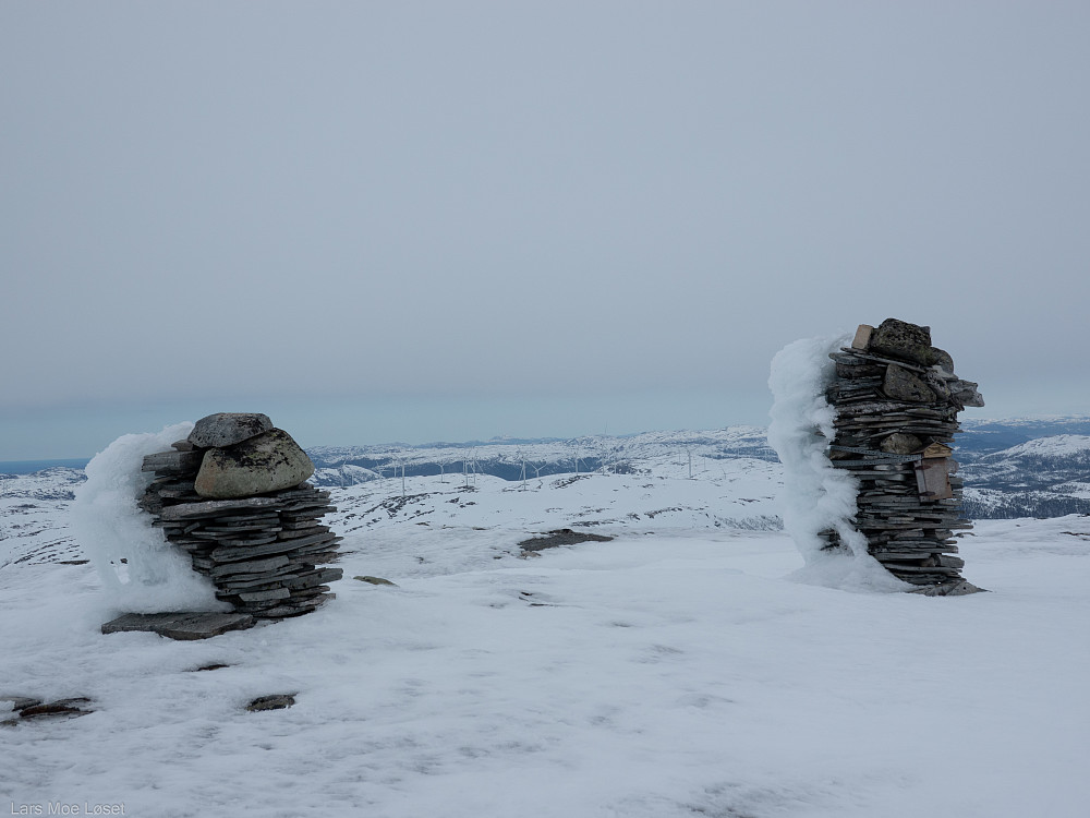 Omnfjellvarden med fremmedelementene i Geitfjellet i bakgrunnen.