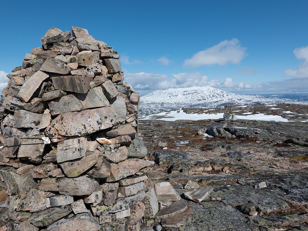 Toppvarden og nordøstover med Resfjellet i bakgrunnen.