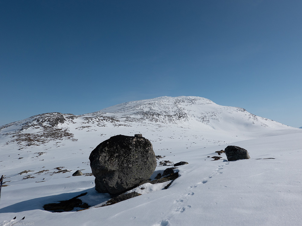 Ruglsteinen sørøst på Litjtrollhøtta. Trollhøtta (Bolmtrollhøtta) bak.