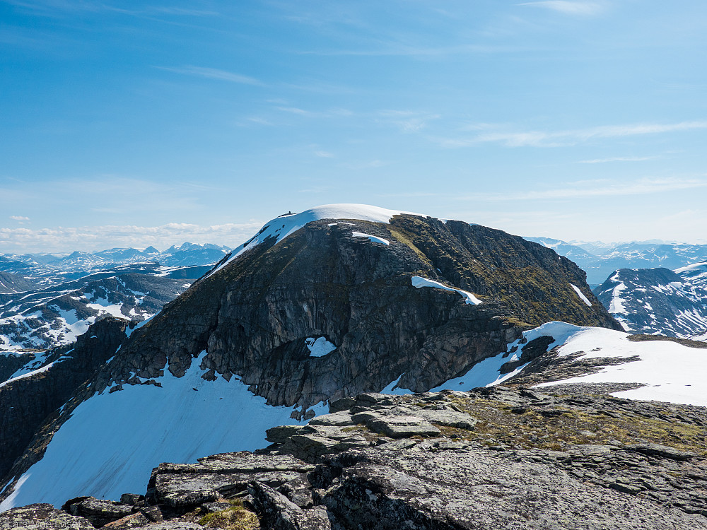 Fra peakbooktoppen "Pekhøtta Nord" er det en kort marsj over til Pekhøttas høyeste topp.