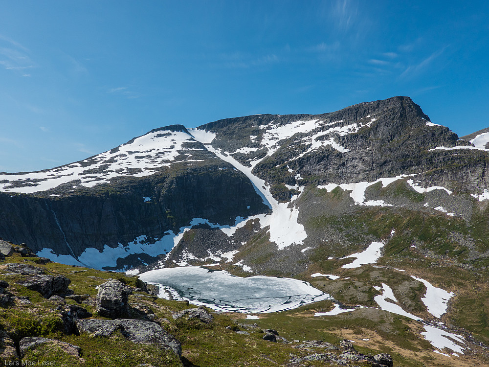 I sidesynet på høyre side ligger Blånebba med Eiterdalsvatnet under seg.
