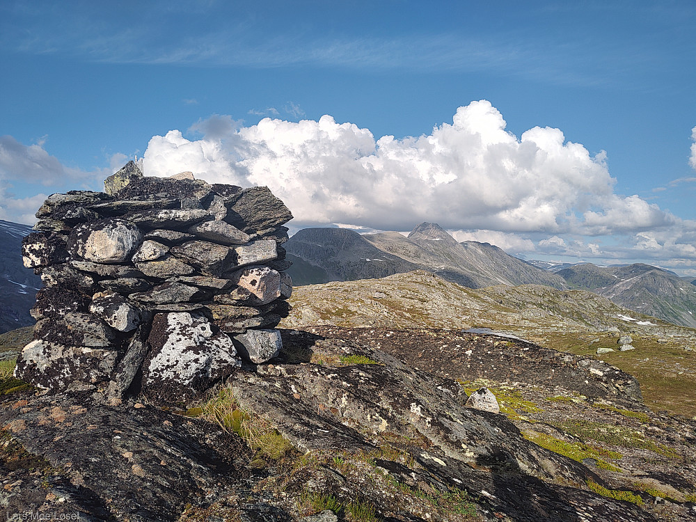 Tilbakeblikk. Fra varden av Kvennjulfjellet (som ikke er topppunktet) ser en Neådalssnota lengst bak.