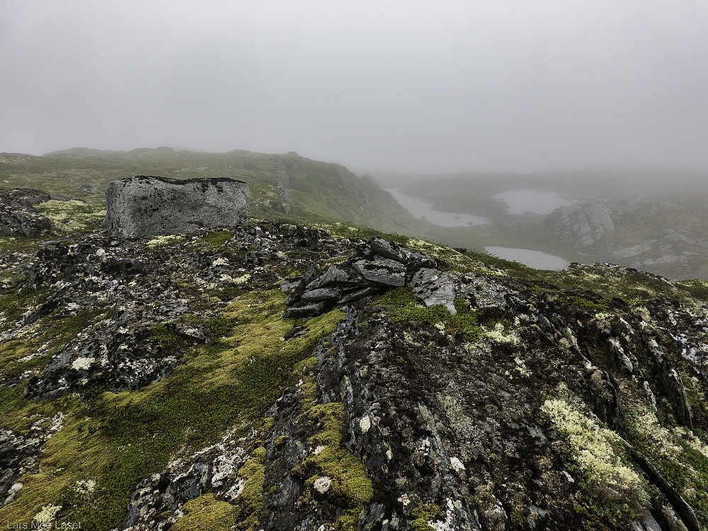 Holdt høyden inn mot Kårfjellet. En liten sammenrast varde var det eneste som kunne minne om toppunktet.