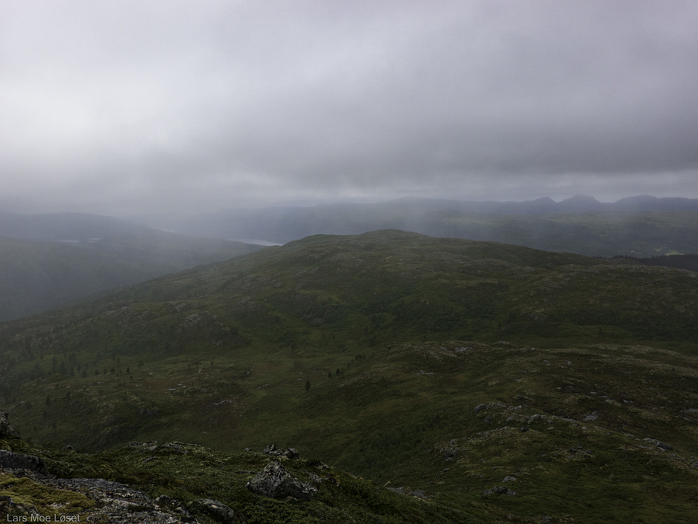 På vei videre opp mot Gråfjellet og tilbakeblikk mot Durmålfjellet.