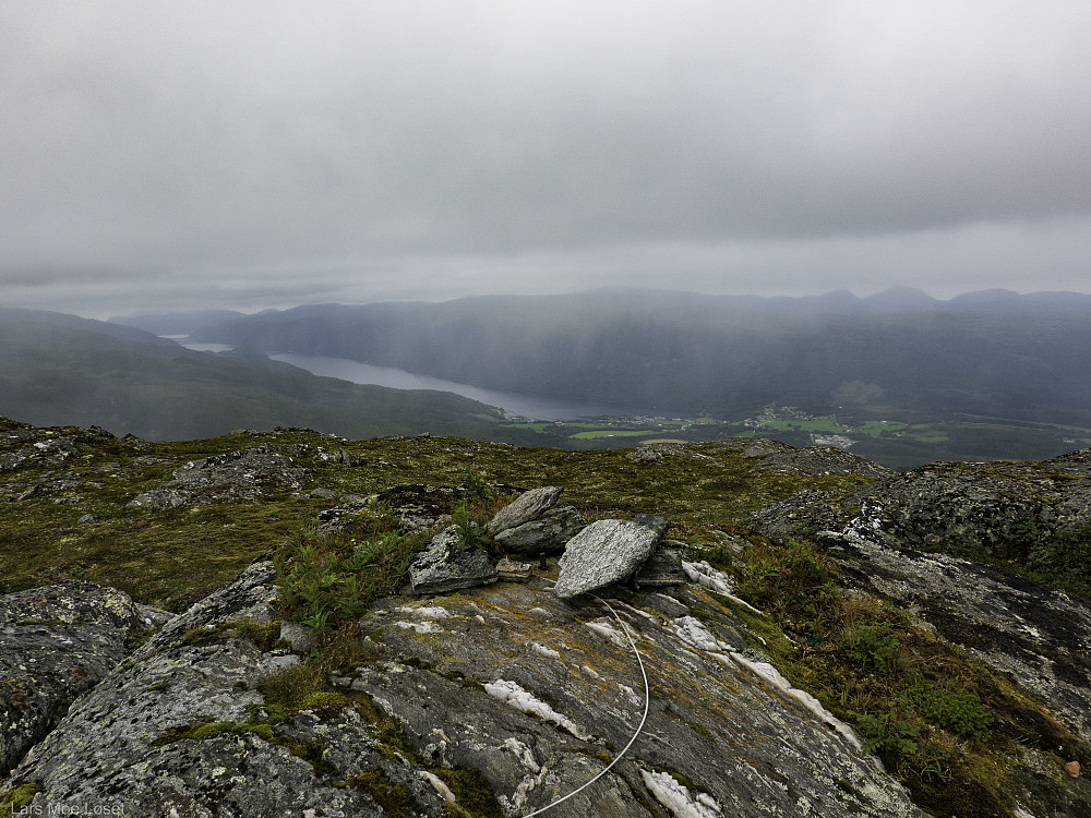 Etter å ha gått opp lia fra Medholten dukker Durmålfjellet opp. Her ned mot Vinjeøra, fra den nordvestlige toppen.