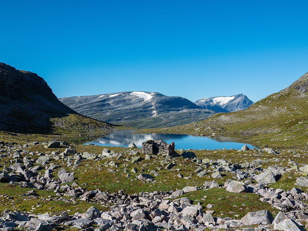 Erikbua oppe på "Storvassbakken", med oversikt nedover mot "Litjvatnet". Slo opp teltet her straks nedenfor "Navarfalla".