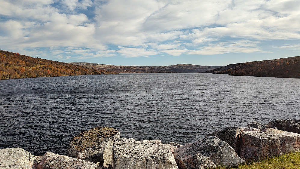Innerdalsvatnet fra demningen. Parkering er forbudt her. Parkering nede ved Kalddalen.