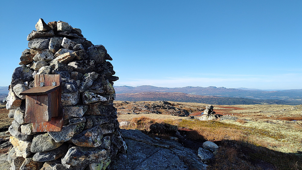 Utsikt fra varden mot Trollheimen i det fjerne. Rindalsfjell som Rindhatten, Trollhøtta og Svarthøtta kan sees.