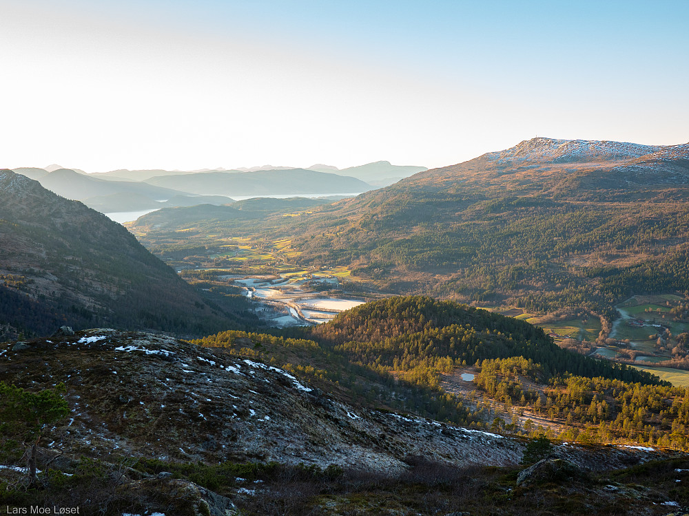 Retur om Middagshaugen. Da blir det fremragende utsikt nedover mot Lomtjønna, Engjahaugen og Melhus.