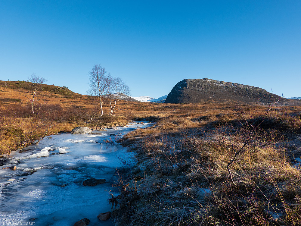 Innover Kvennbøtela etter kryssing av Fossåa. Storfjellet dukker opp.