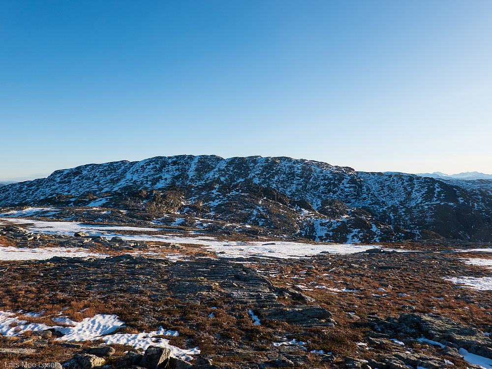 Nordsiden av Hornfjellet. Dette er det nest høyeste fjellet mellom Ruten i øst og Hjelmen i vest, bare slått av Dyrstolan.