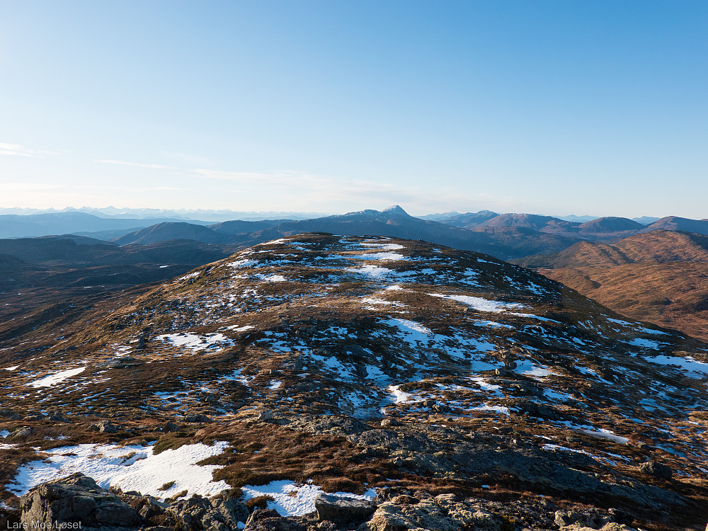 Tilbakeblikk mot Sandfjellet. Hjelmen sees i horisonten mot vest.