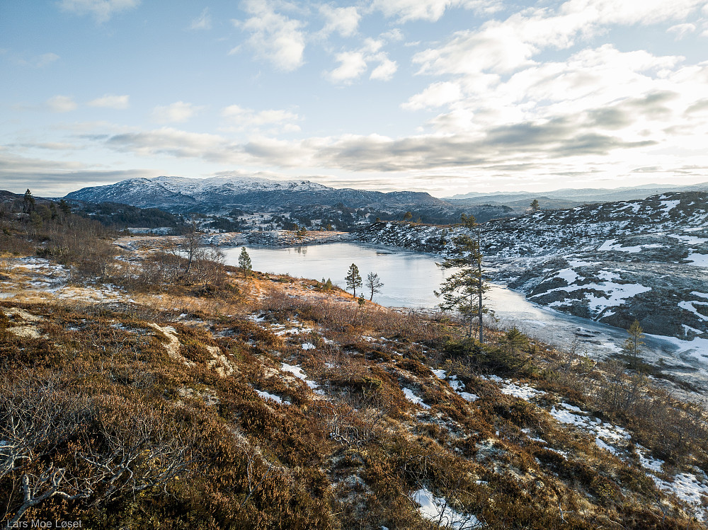 Retur om Eiklægtjønna. Navnet kommer trolig fra en gammel markaslått tilhørende småbruket Eiklæget nede ved Rinna (Nerbu).