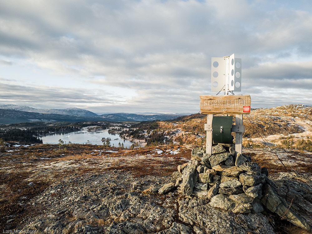 Tifjell-varden 627 moh. Trimboks og gammelt oppmålingsmerke /trigpunkt.